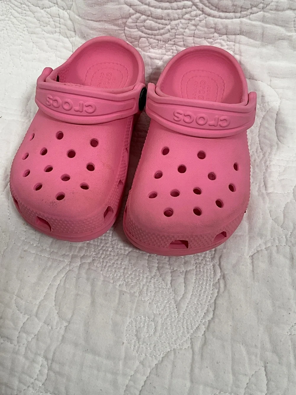 CROCS Kids Classic Clog in Bright Pink